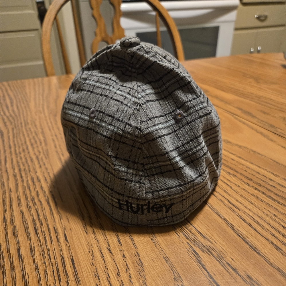 Men's Hurley FlexFit grey, black, & blue striped plaid hat in great condition - Picture 5 of 6